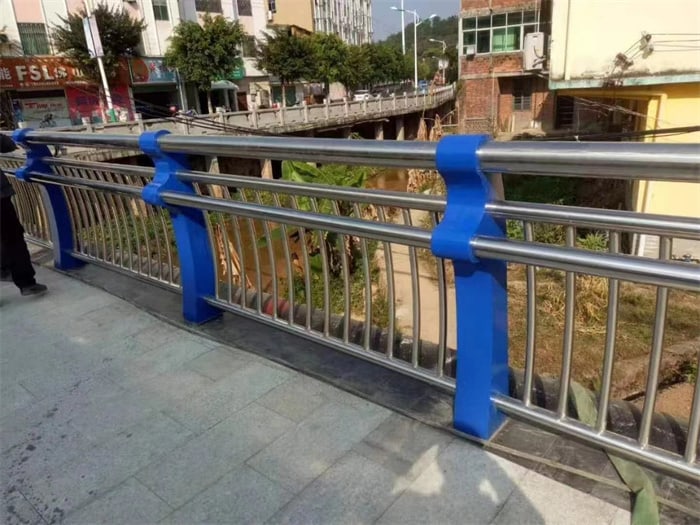 不銹鋼復(fù)合管護(hù)欄